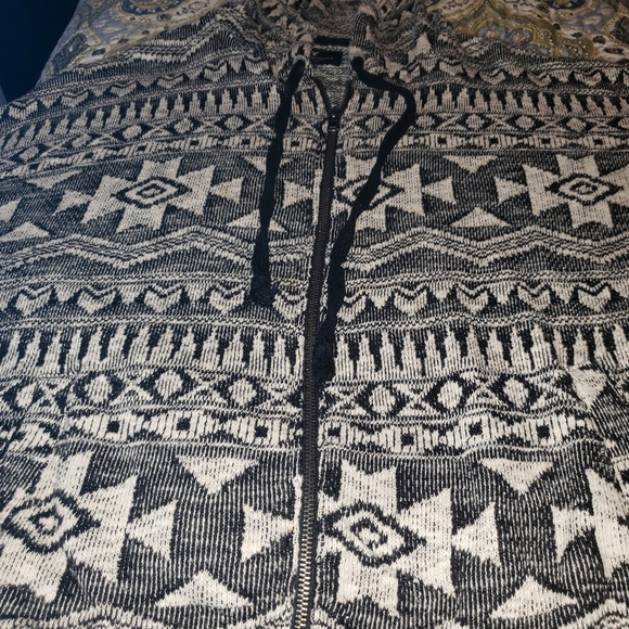 Sweater with a hood - Picture 1 of 2